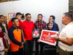 Bupati Lamsel, Serahkan Bantuan Bedah Rumah Kepada Nenek ngadiem di Desa Maja Kec Kalianda Lamsel.