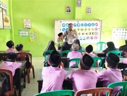 Kanit Kamsel Satlantas Polres Lamsel Berikan Penyuluhan Kepada Pelajar Tentang Rambu Lalu Lintas