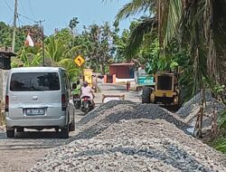 Pekerjaan perbaikan jalan di desa Canti tanpa ada papan proyek hingga seperti tak bertuan