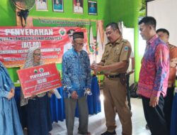 Pemdes Jondong menyerahkan BLT DD Tahun 2024 dan Santuan anak yatim piatu dari Bupati Lamsel