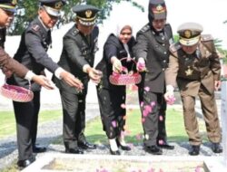 HUT ke-79 TNI, Kodim 0421/LS Gelar Ziarah dan Tabur Bunga di TMP Kusuma Bangsa