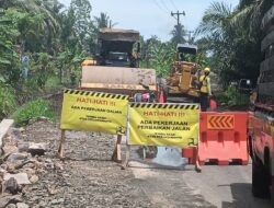Ruas jalan desa Sukaraja – Palas Jaya kecamatan Palas mulai di perbaiki