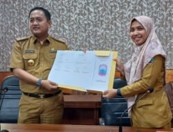 Serah Terima Jabatan Sekretaris DPRD Lamsel, Thomas Amirico pada Luluk Tantri Elvandari