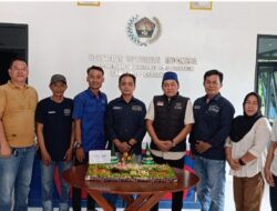 Sebelum gelar rapat menyambut HUT PWI dan HPN di Lampung Utara, PWI Lamsel adakan Potong Tumpeng