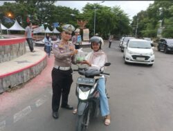 DI Bulan Ramadhan Satlantas Polres Lamsel gelar Bagi Takjil  Serta Edukasi Tertib Lalu Lintas