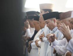 Bupati dan Wakil Lamsel Sholat Idulfitri 1446 Hijriahdi Mesjid Agung Kalianda 