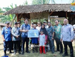 Bupati Lamsel Radityo Egi Pratama  memberikan bantuan RTLH pada Korban Rumah Ambruk di Desa Kertosari, Kecamatan Tanjung Sari 