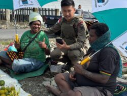 Senyum Mama-Mama Papua Saat Bripda. Rafly Personel Ops Damai Cartenz-2025 Ulurkan Payung