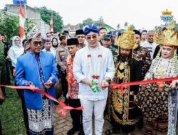 Terbang dari Jakarta Demi Budaya! Bupati Egi Hadiri Pawai Budaya Fajar Baru