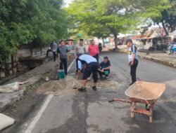 Dalam Menyambut HUT RI ke 80, UPTD PU Kalianda adakan Gotong Royong Menambal Jalan yang Berlubang
