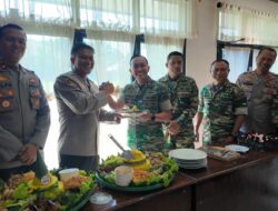 Bukan Sekadar Seremoni: Saat TNI dan Polri Saling Menghormati Lewat Tumpeng Persaudaraan