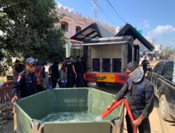 Polri Salurkan Air Bersih dan Bagikan Masker untuk Warga Terdampak Banjir di Nagan Raya