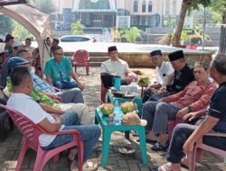 Di Tengah Hari Libur, Bupati Radityo Egi Pratama Ngobrol Santai Dengan Awak media di Taman Mesjid Agung Kalianda