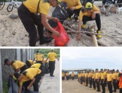 Polisi Turun Bersihkan Pantai Batu Rame, Aksi Tak Biasa di Pagi Hari