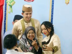 Tanpa Sekat di Hari Raya, Egi-Zita Salami Warga Satu per Satu di Lamban Rakyat