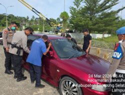 Bermodal Ranting Kayu, Polisi Sigap Beri Bantuan Pemudik Alami Kunci Mobil Terkunci