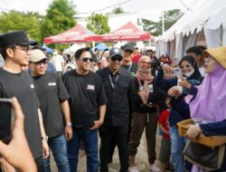 Di Tengah Hingar Bingar Indonesian Drift Series 2026, Bupati Egi Sempatkan Jajan Dagangan Pelaku UMKM