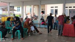 Ratusan Warga Bumi Agung Padati Kantor Kelurahan Ambil Bansos Beras 20 Kg dan Minyak Goreng 4 Liter