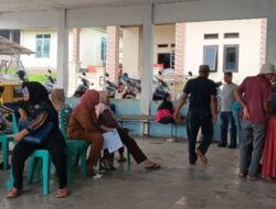 Ratusan Warga Bumi Agung Padati Kantor Kelurahan Ambil Bansos Beras 20 Kg dan Minyak Goreng 4 Liter