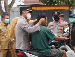 Kapolres AKBP Deddy Tinjau Dampak Erupsi Gunung Anak Krakatau, Bagikan Masker kepada Warga Palas