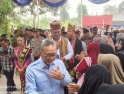 Kunker ke Lampung Selatan, Menko Zulhas Apresiasi Kinerja Dirut Bulog dan Serahkan Bantuan Pangan